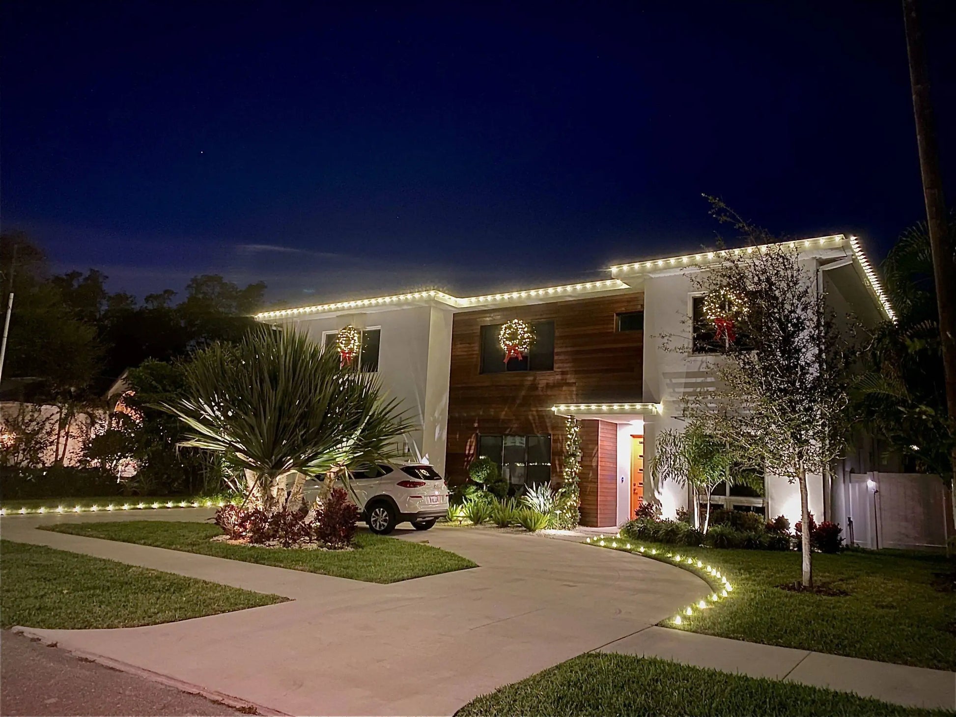 modern-luxury-christmas-light-installation-scaled.jpeg.webp__PID:cb2ea7c1-f9ea-4bd1-a012-3aa83969ffaf