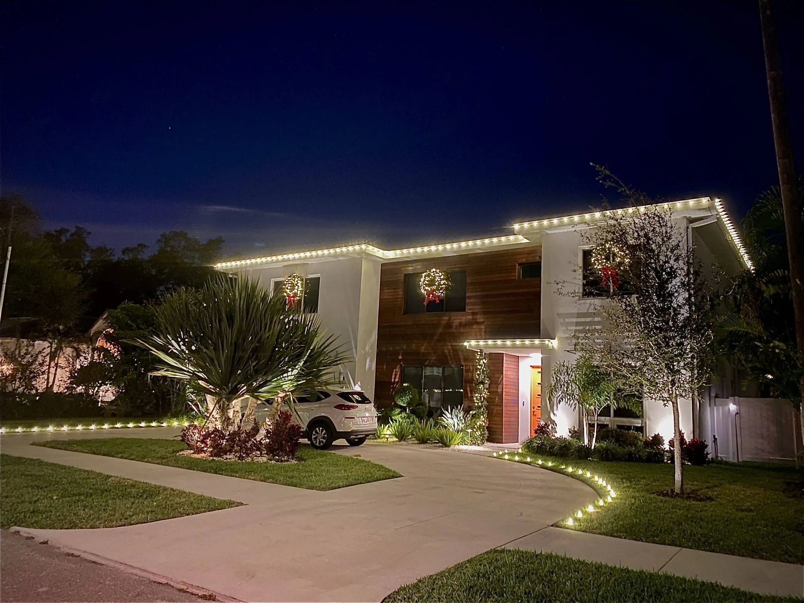 modern-luxury-christmas-light-installation-scaled.jpeg.webp__PID:cb2ea7c1-f9ea-4bd1-a012-3aa83969ffaf